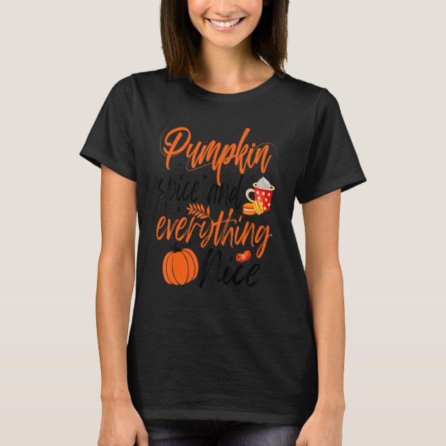 Camiseta Pumpkin Spice E Tudo O Que É Bonito Cai Víblias (Frente)