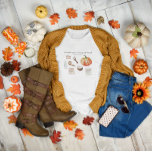 Camiseta Pumpkin Spice Lover | Monograma de outono<br><div class="desc">A camisa picante de abóbora bonita inclui a tipografia do excelente e a receita de especiaria de abóbora de aquarela. Personalize essas saias bonitas de outono com seu sobrenome para uma reunião de família ou janto para reunir esta Ação de Graças. Perfeito para fotos de família, festas de reunião, viagens...</div>