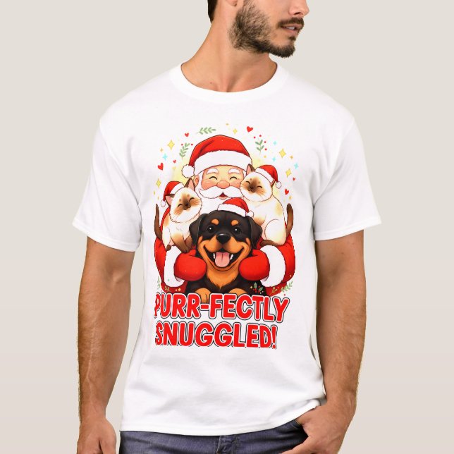 Camiseta Purr-fectly Snuggled: Santa’s Cozy Pet Cuddle (Frente)