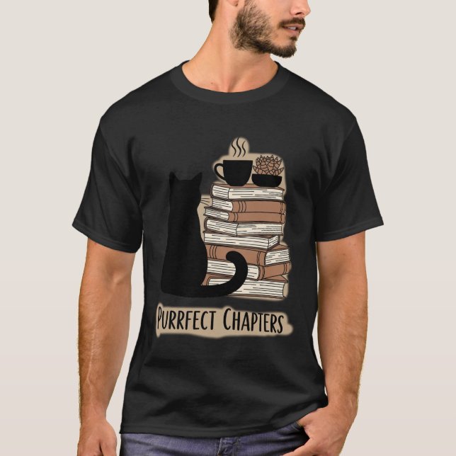 Camiseta Purrfect Chapters: Black Cat, Books, & Coffee (Frente)