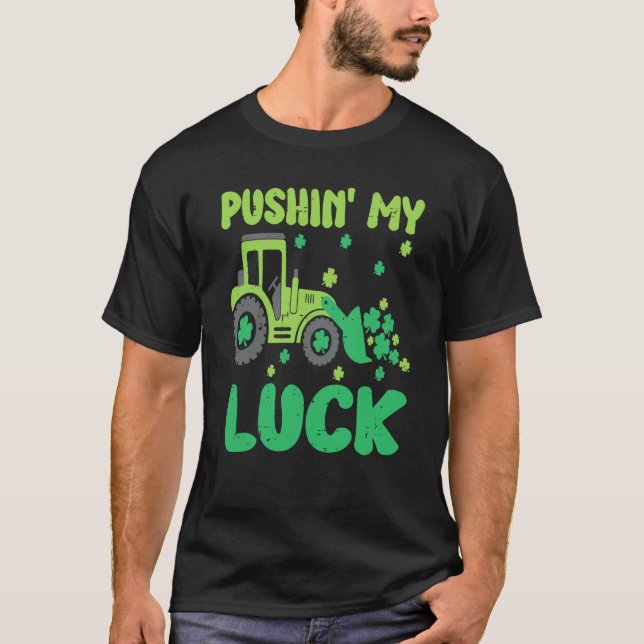 Camiseta Pushing My Lucky Tractor St Patrick's Day Shamrock (Frente)