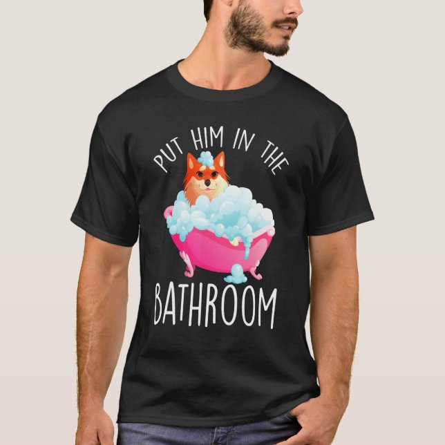 Camiseta Put Him In The Bathroom Clean Him Bathtub Bathing (Frente)