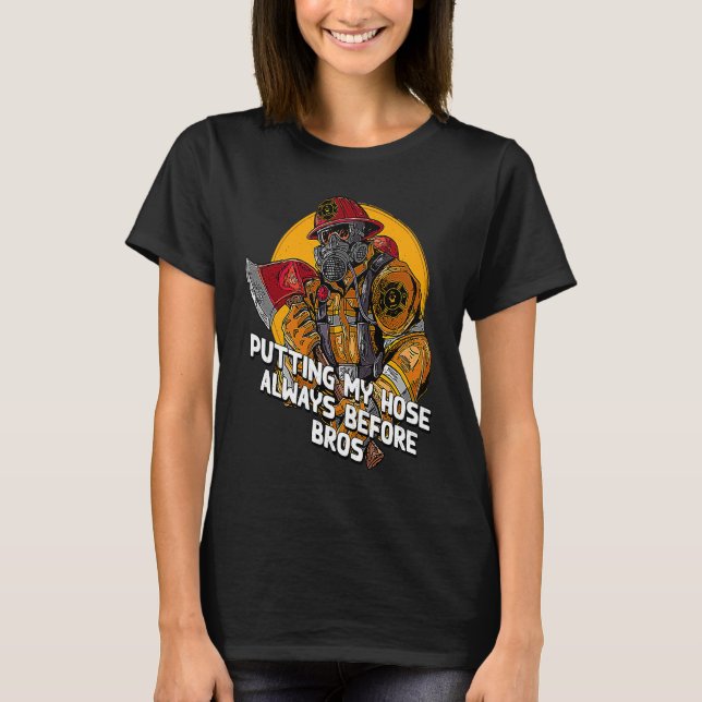 Camiseta Putting My Hose Before Bros  Firefighter Humor Fir (Frente)
