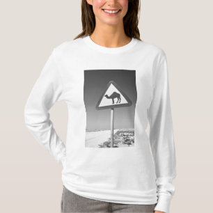 Camiseta Qatar, Al Zubarah. Camel atravessando Sign-Road at