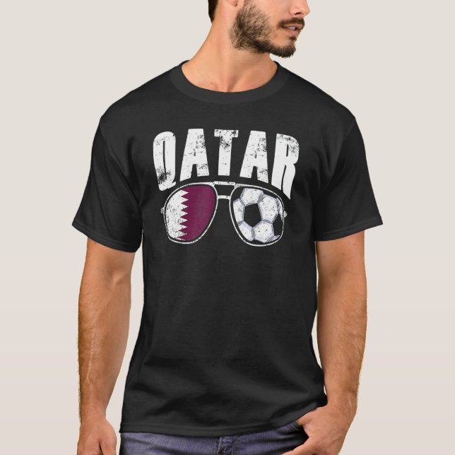 Camiseta Qatar Flag Football Sunglasses Qataris Fan Soccer  (Frente)