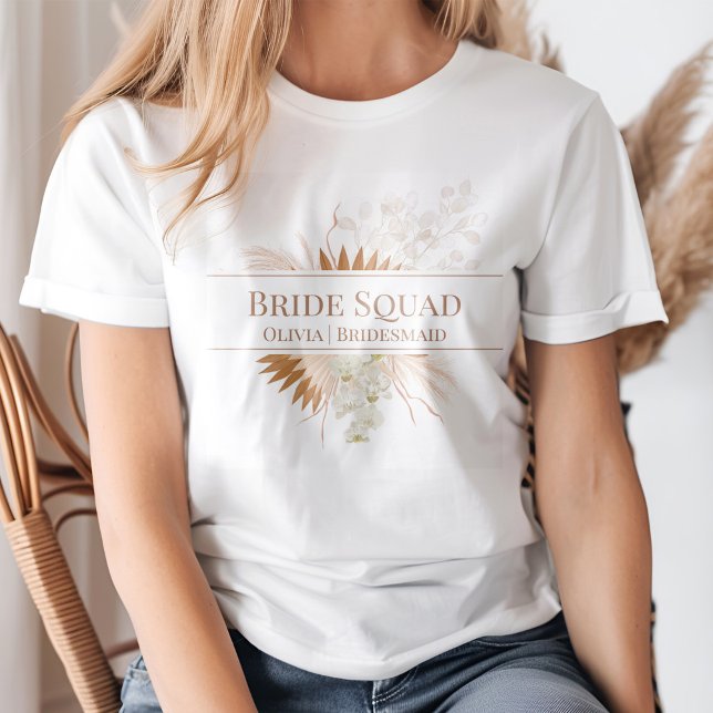 Camiseta Quadrado Brilhante da Orquídea de Grama Boho Terra (Boho Terracotta Pampas Grass Orchid Bride Squad T-Shirt on a young blond woman.)