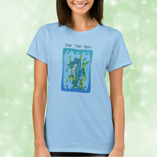 Camiseta Quadro Azul Mítico do Dragão Azul do Mar Azul Onda (Mythical aqua blue sea dragon horns green seaweed water bubbles in blue frame on woman's tee shirt.)