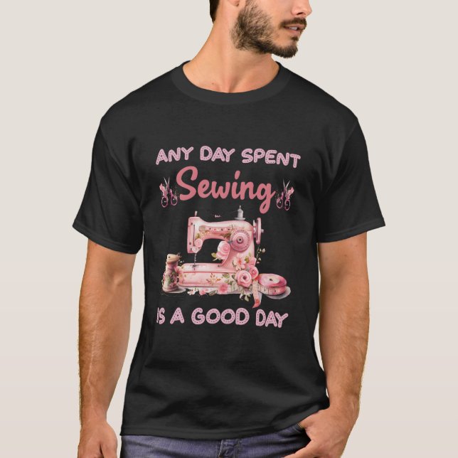 Camiseta Qualquer Dia Passado Costurando É Um Dia Costurand (Frente)