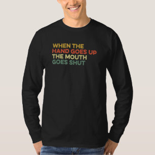 Camiseta Quando a Mão Vai Para Cima a Boca Fecha Piada Te