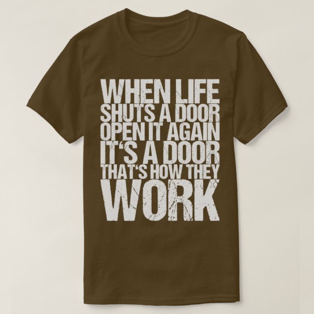 Camiseta Quando A Vida Enrola Uma Porta, Abre-A Novamente. (Frente do Design)