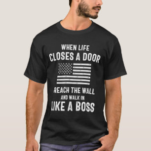 Camiseta Quando a vida fecha uma porta invade a parede