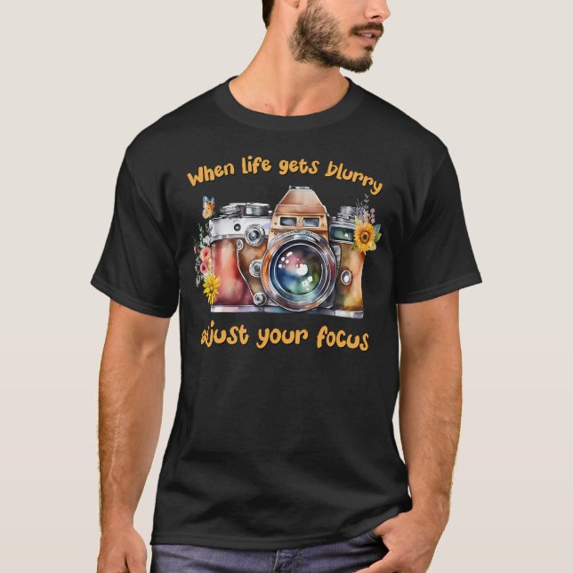 Camiseta Quando a Vida Fica Embaçada Ajuste o Foco Câmera F (Frente)