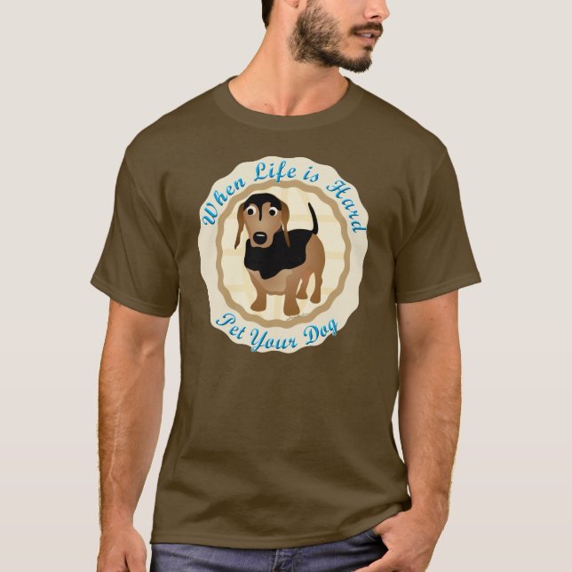 Camiseta Quando a vida for dura (o Dachshund) (Frente)