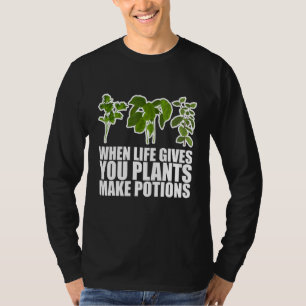 Camiseta Quando A Vida Te Dá Plantas Fazem Poções -