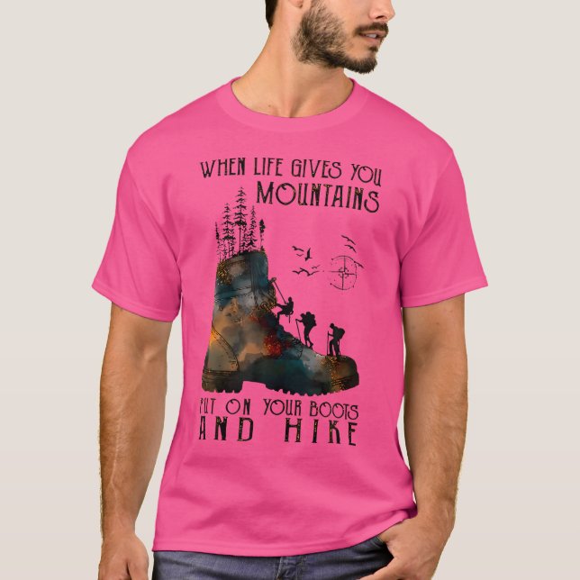 Camiseta Quando A Vida Te Dar Montanhas Colocam Suas Botas  (Frente)