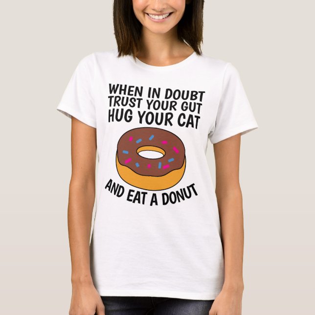 Camiseta QUANDO COM DÚVIDA ABRE SEU GATO E COMA T-shirts RO (Frente)