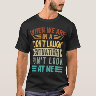 Camiseta Quando estamos em uma situação de não rir, não olh