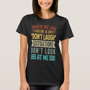 Camiseta Quando estamos em uma situação de não rir, não olh