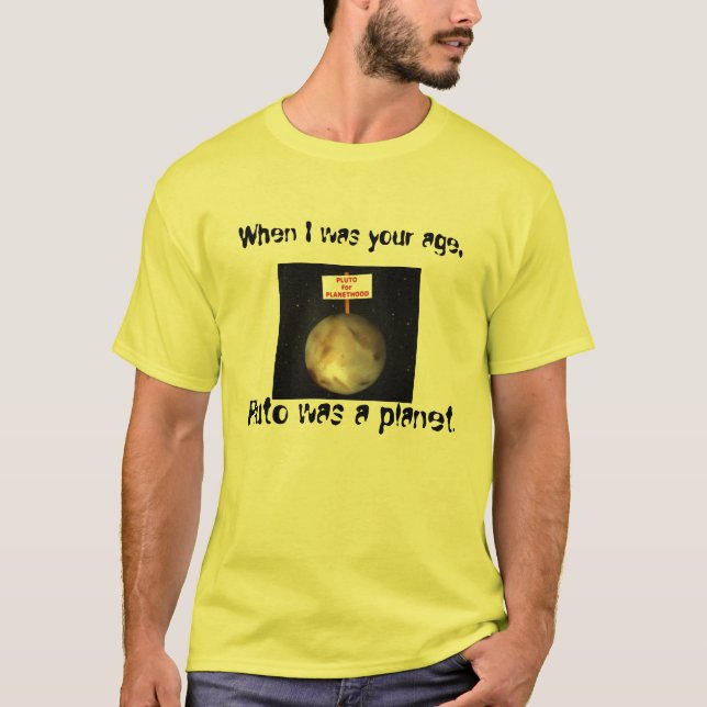 Camiseta Quando eu era sua idade, Pluto era um planeta (Frente)