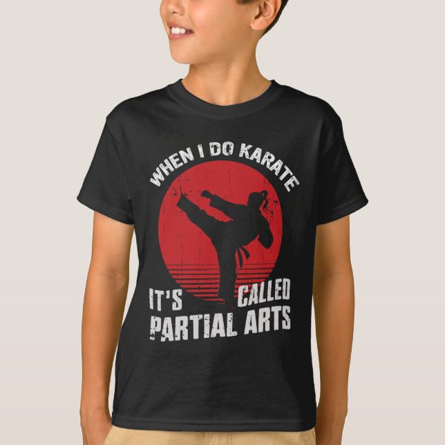 Camiseta Quando Eu Faço Karate É Chamado Artes Parciais  (Frente)
