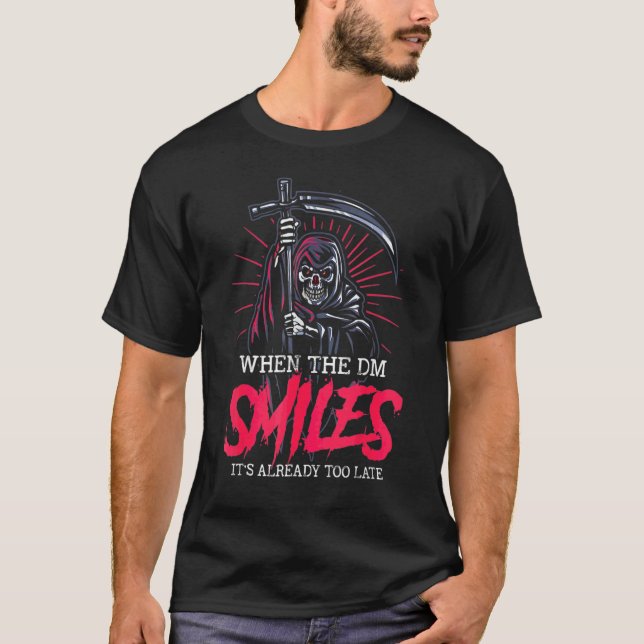 Camiseta Quando o Dm sorri, já está muito atrasado. (Frente)