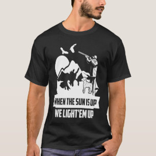 Camiseta Quando O Sol Está Acima, Acendemos-Os, Caçador De 