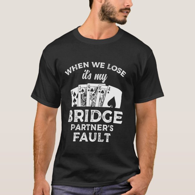 Camiseta Quando Perdemos É Culpa do Meu Parceiro de Bridge  (Frente)