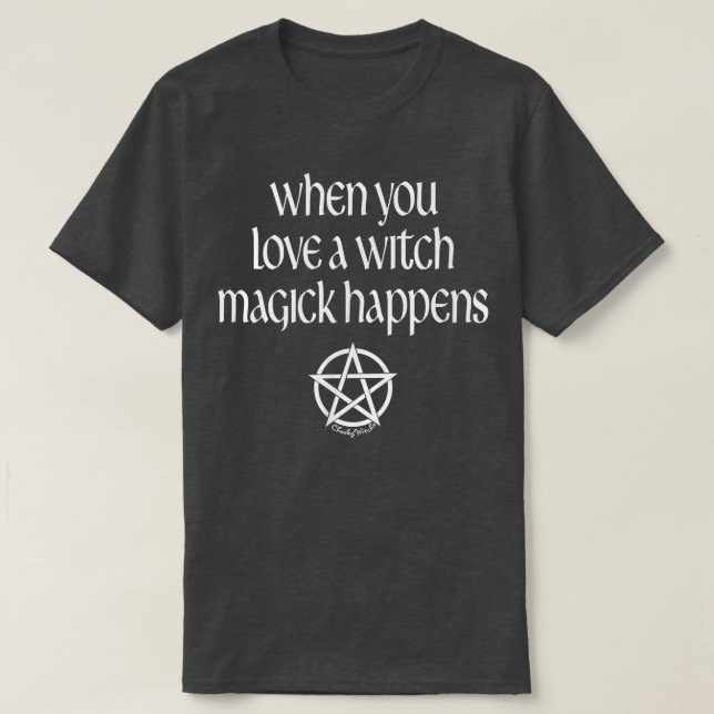 Camiseta Quando você ama uma bruxa, Magick acontece Pagan W (Frente do Design)