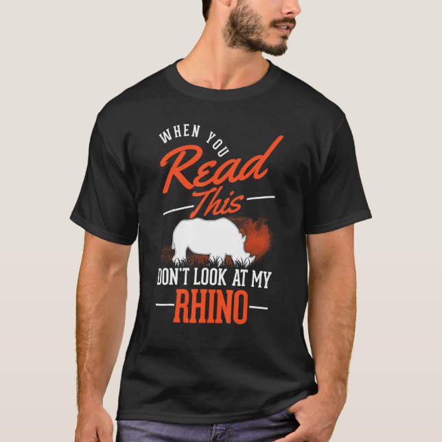 Camiseta Quando você lê isso, não olhe para o meu Rino (Frente)