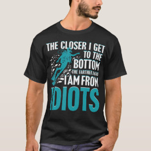 Camiseta Quanto Mais Chego ao Fundo Mais Longe Estou Fr