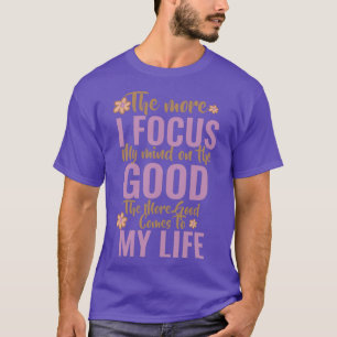 CAMISETA QUANTO MAIS EU FOCALIZO MINHA MENTE NO BEM MAIS BE