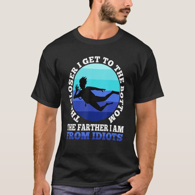 Camiseta Quanto Mais Perto Eu Chego Para O Fundo Mais Longe (Frente)
