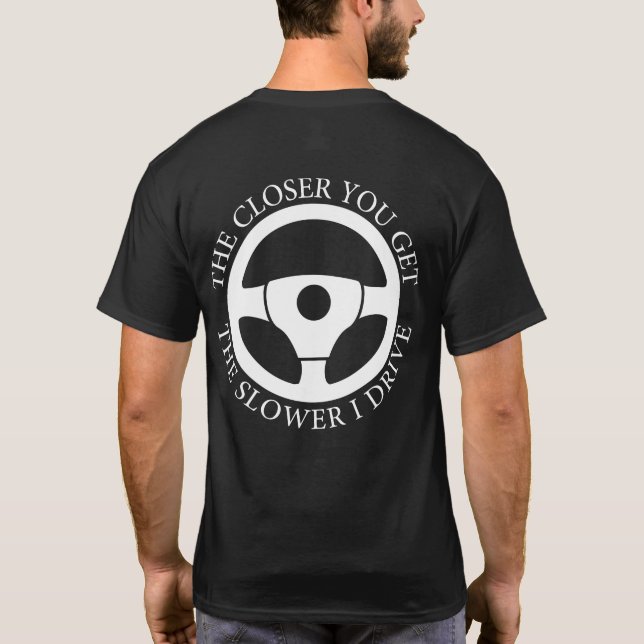 Camiseta Quanto Mais Perto Você Fica Mais Lento Eu Dirigind (Verso)
