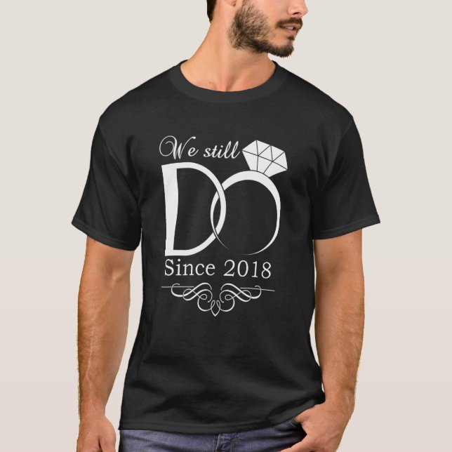 Camiseta Quarto Aniversário De Casamento Ainda Fazemos 4 An (Frente)