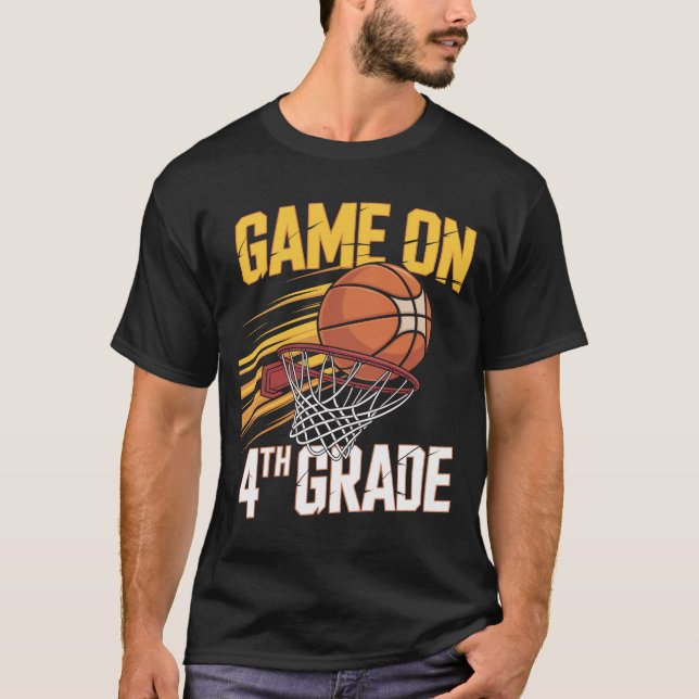 Camiseta Quarto Ano De Basquete No Primeiro Dia Da Escola (Frente)