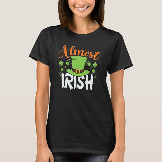 Camiseta Quase Dia de São Patrício Irlandês do Shamrock Ver (Frente)