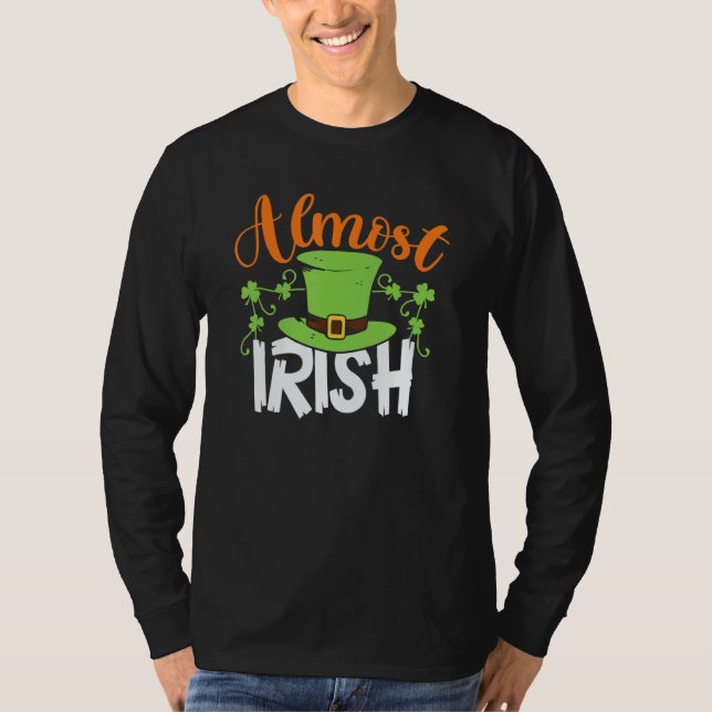Camiseta Quase Dia de São Patrício Irlandês do Shamrock Ver (Frente)