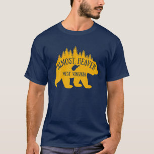 Camiseta Quase o céu West Virginia WV State Map Bear Natu