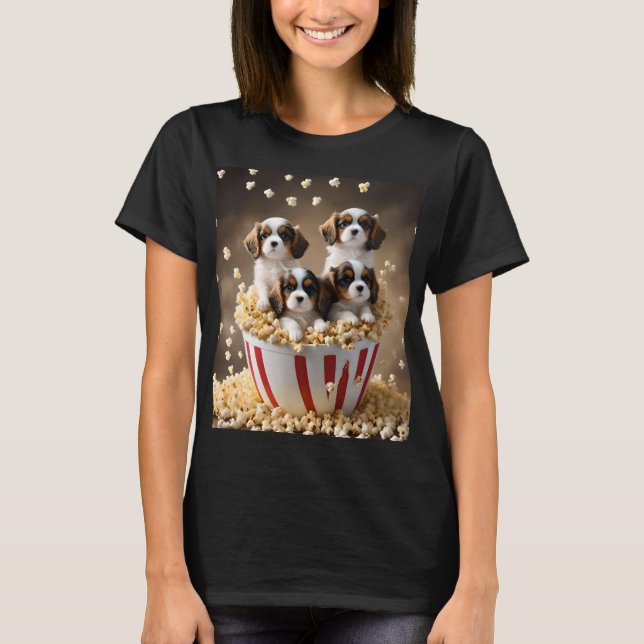 Camiseta Quatro Cavalier Spaniel Puppies Na Pipoca, (Frente)