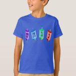 Camiseta Quatro Dreidels Kids Shirts<br><div class="desc">Quatro sonhos multicoloridos mostrando freira,  gimel,  hei e brilho. Nes Gadol Hayah Sham. Um design Chanukah.</div>