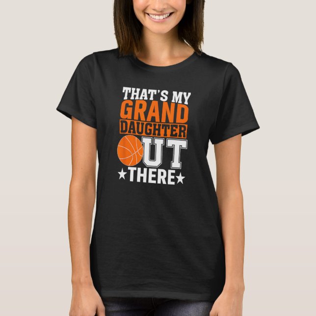 Camiseta Que 2019s Minha neta lá fora no basquete G (Frente)