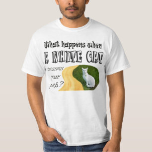 Camiseta Que acontece quando um gato do branco cruza seu