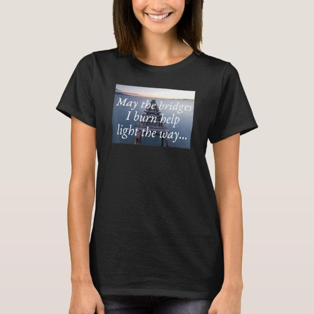 Camiseta Que As Pontes Que Queimar Ajudem A Lugar Gráfico (Frente)