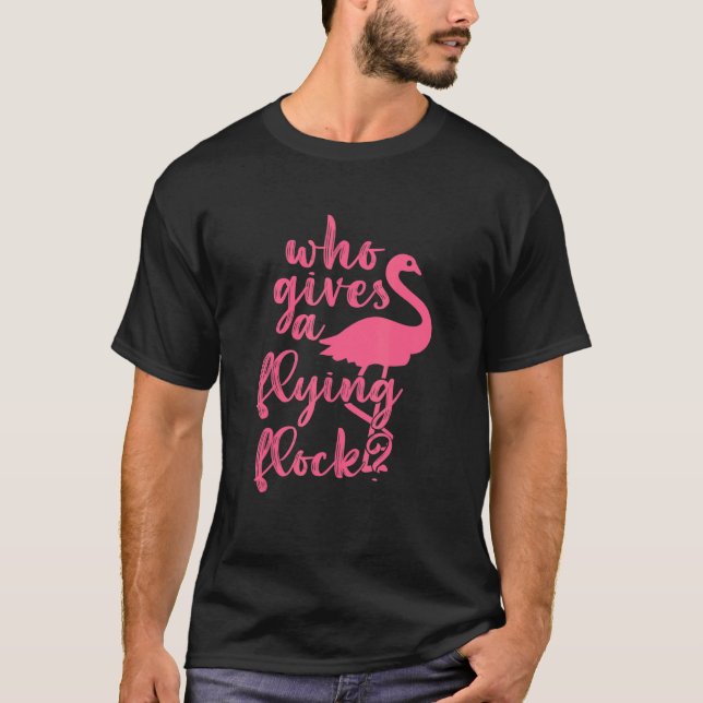 Camiseta Que Dá Um Flamingo Rosa De Bando Voador (Frente)