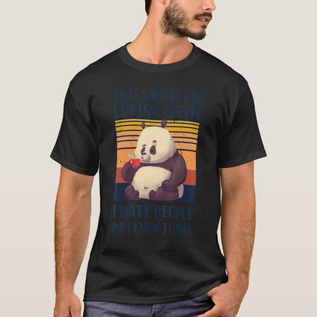 Camiseta Que O Que Eu Faço Eu Bebo Café Eu Odeio Pessoas E  (Frente)