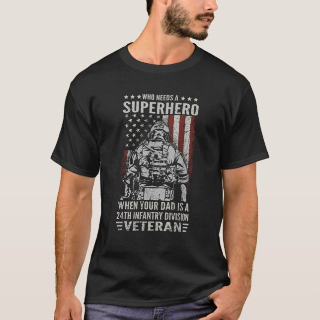Camiseta Que Precisa De Um Super Herói Orgulhoso 24ª Divisã (Frente)