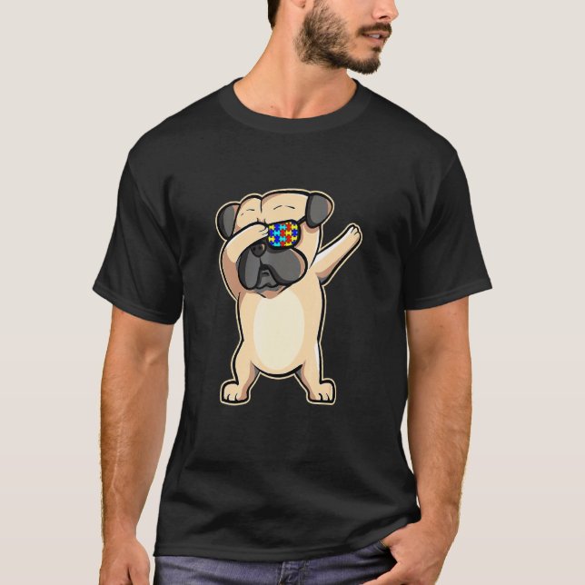 Camiseta Quebra-cabeça de óculos de sol do cão Pug com Dabb (Frente)