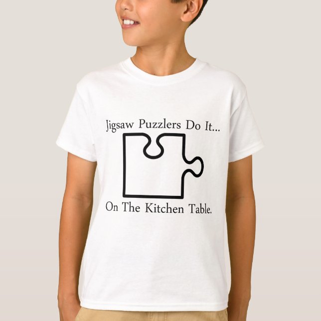 Camiseta Quebra-cabeças Fazem Isso... Na Mesa da Cozinha (Frente)