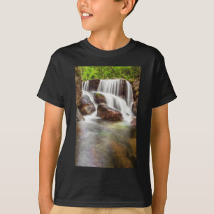 Camiseta Quebra de água durante o outono perto da barragem 