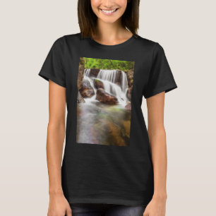 Camiseta Quebra de água durante o outono perto da barragem
